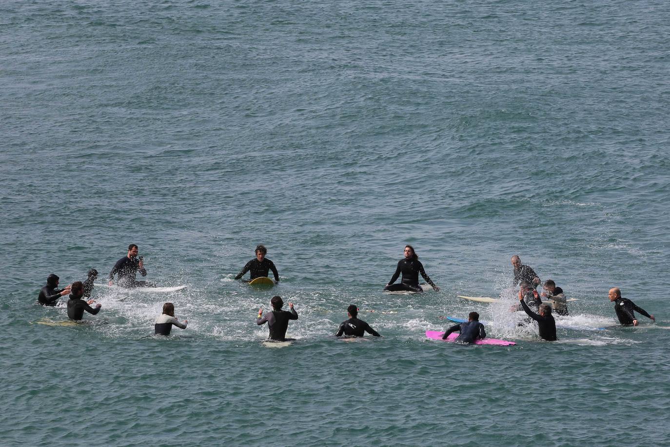 Fotos: Surfistas de la Zurriola homenajean a Randall Cory en un acto en el que han leído una carta de agradecimiento de su familia