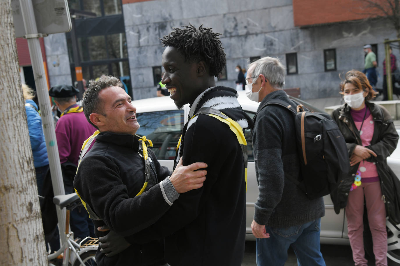 Fotos: Varios centenares de personas han participado en la marcha antirracista convocada por SOS Arrazakeria