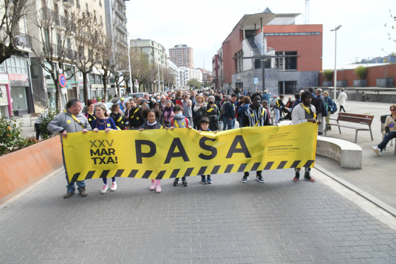 Fotos: Varios centenares de personas han participado en la marcha antirracista convocada por SOS Arrazakeria