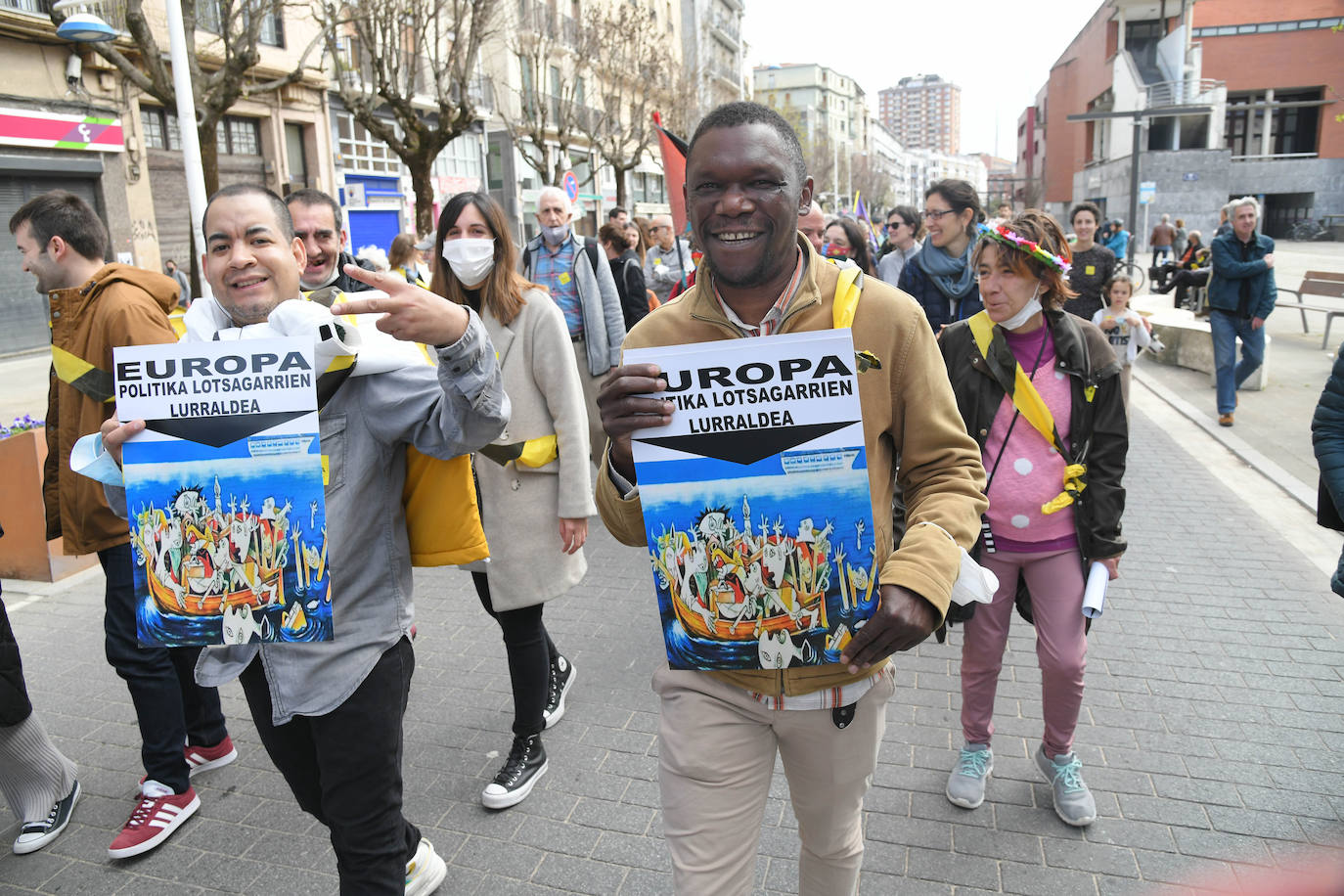Fotos: Varios centenares de personas han participado en la marcha antirracista convocada por SOS Arrazakeria