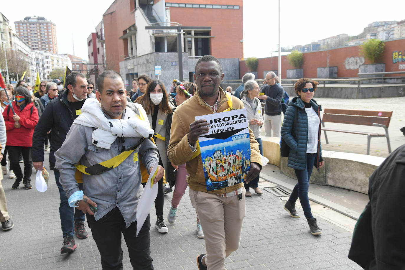 Fotos: Varios centenares de personas han participado en la marcha antirracista convocada por SOS Arrazakeria