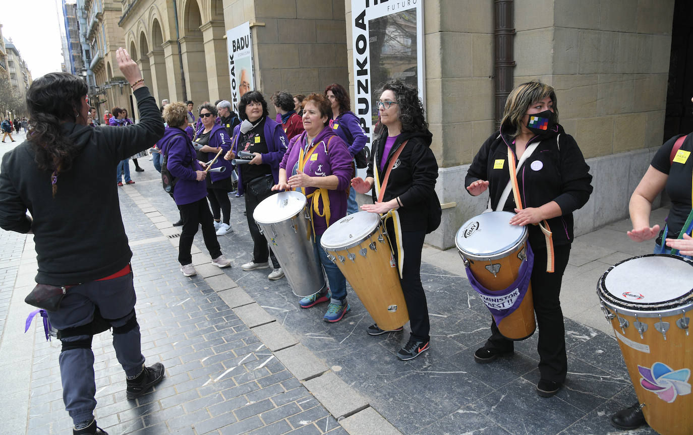 Fotos: Varios centenares de personas han participado en la marcha antirracista convocada por SOS Arrazakeria