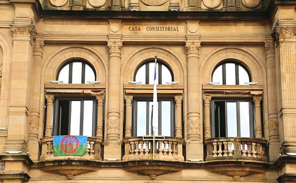 Bandera del pueblo gitano colocada en su día en el Ayuntamiento de San Sebastián.