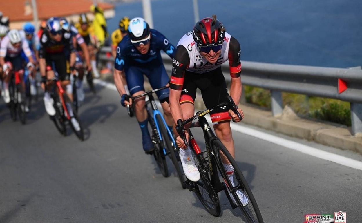 Pogacar arranca con violencia a dos kilómetros de la cima del Poggio y Alex Aranburu sale a por él. 