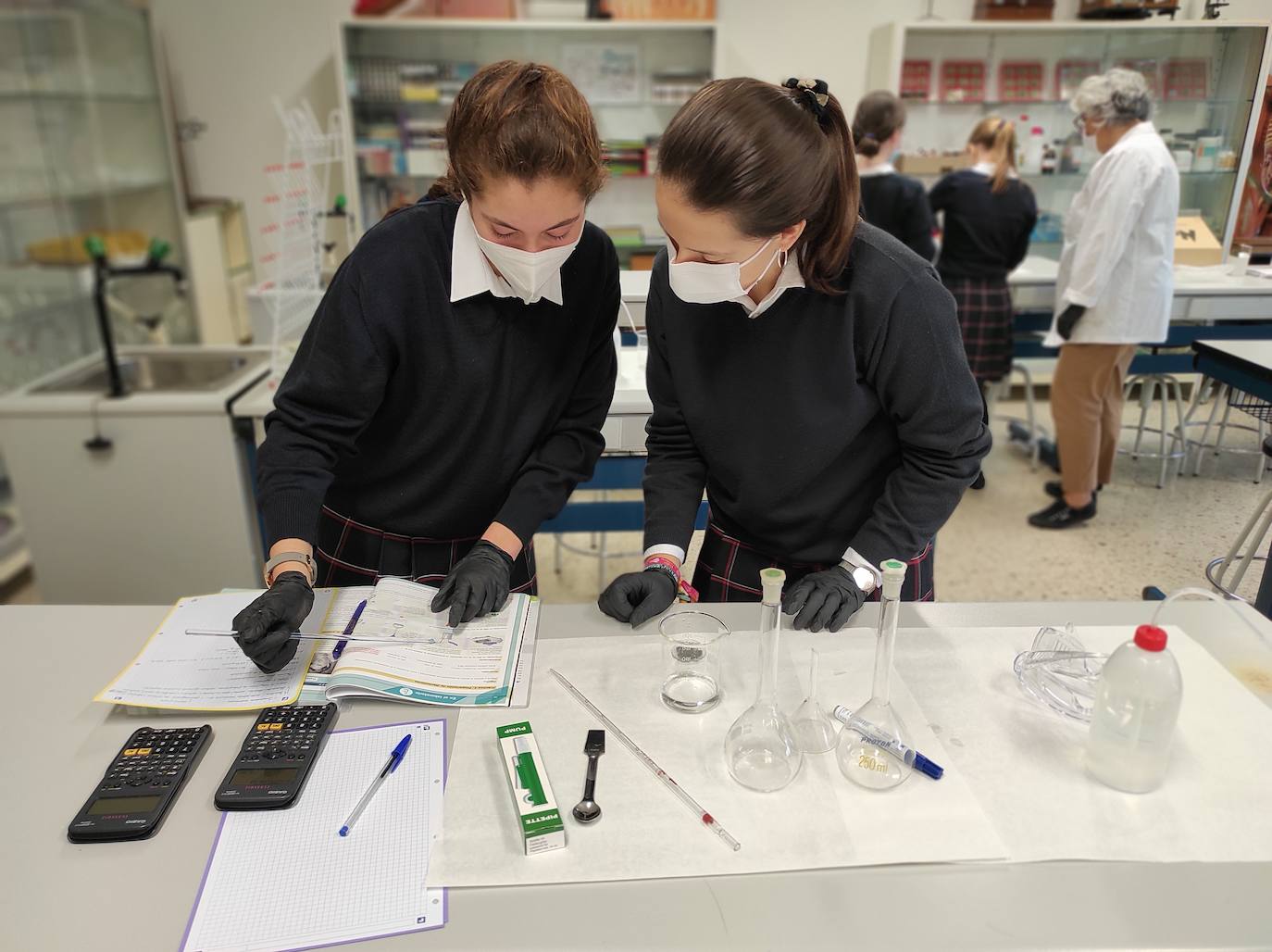 Trabajando en el laboratorio.