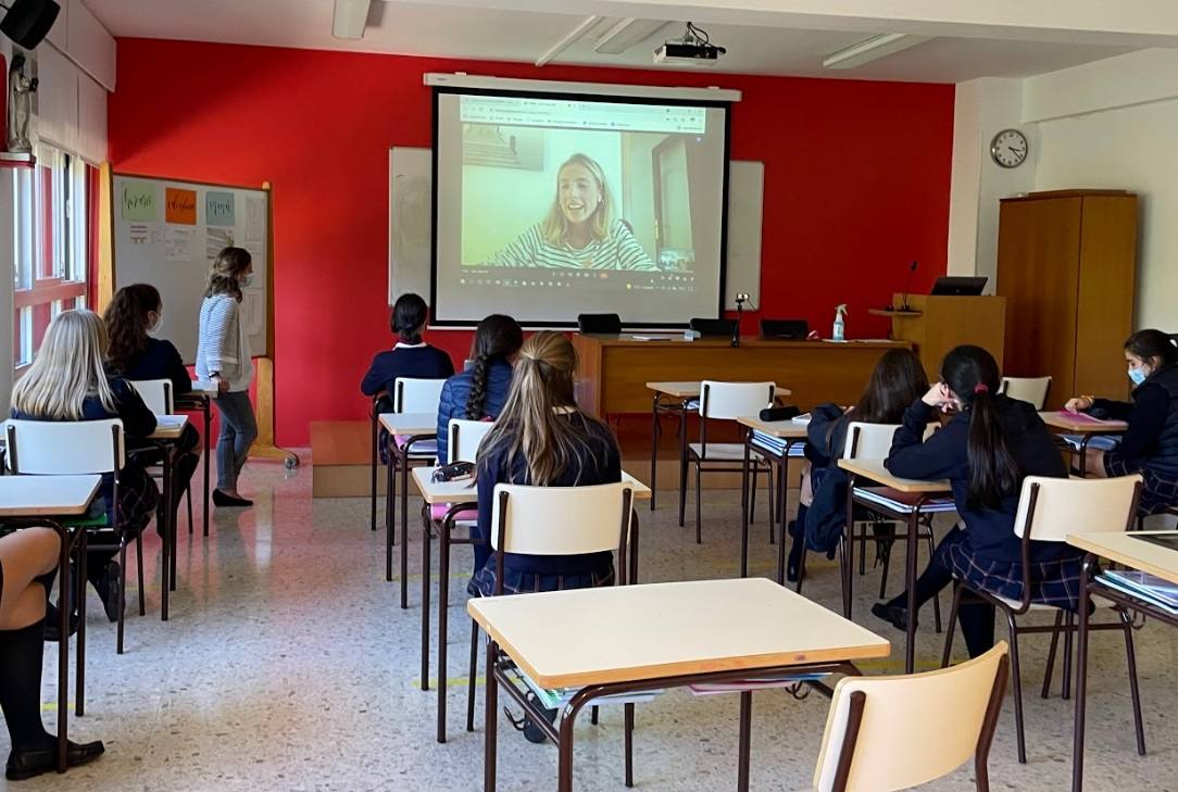 Las alumnas, en medio de una entrevista.