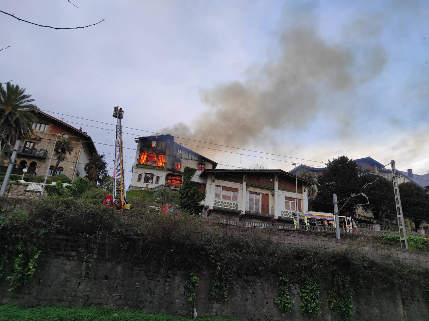 Fotos: Espectacular incendio en una villa en Jai Alai