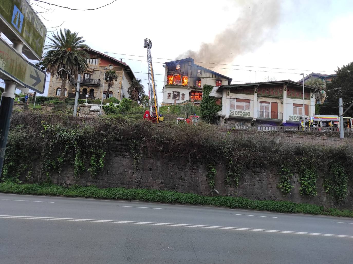 Fotos: Espectacular incendio en una villa en Jai Alai