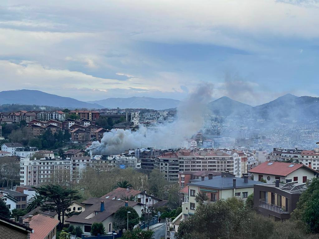 Fotos: Espectacular incendio en una villa en Jai Alai
