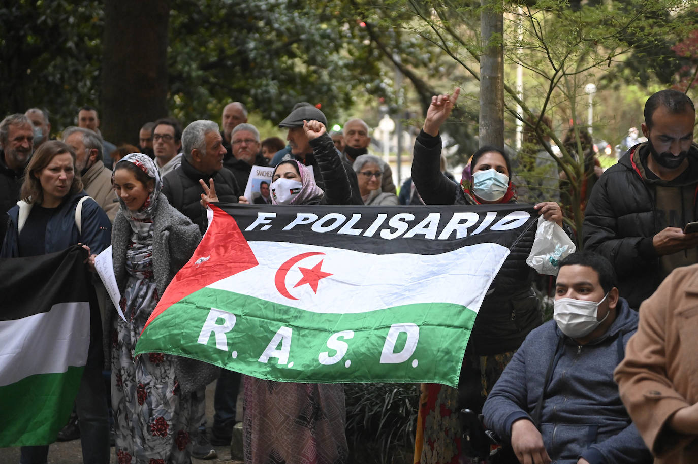Fotos: Protesta en Donostia por el giro del Gobierno central sobre el Sáhara