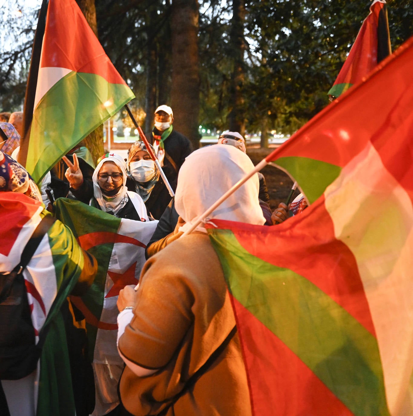 Fotos: Protesta en Donostia por el giro del Gobierno central sobre el Sáhara