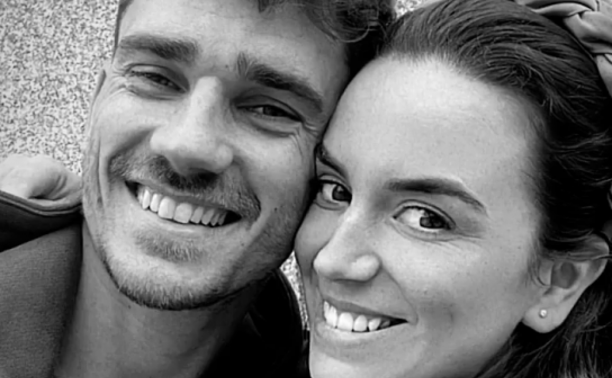 Fotografía de Antoine Griezmann y Erika Choperena con la que le ha dedicado unas palabras en euskera