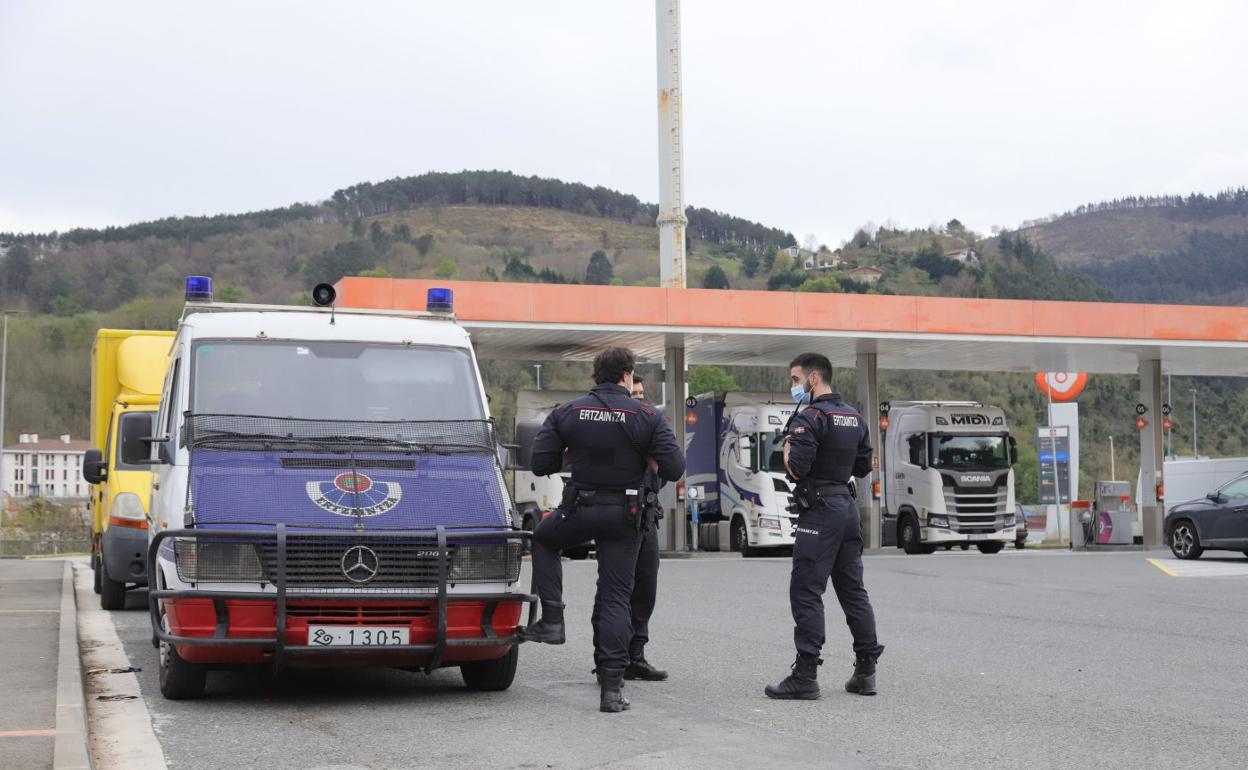 Dispositivos de la Ertzaintza, este lunes en la gasolinera Galp de Lasarte Oria. 