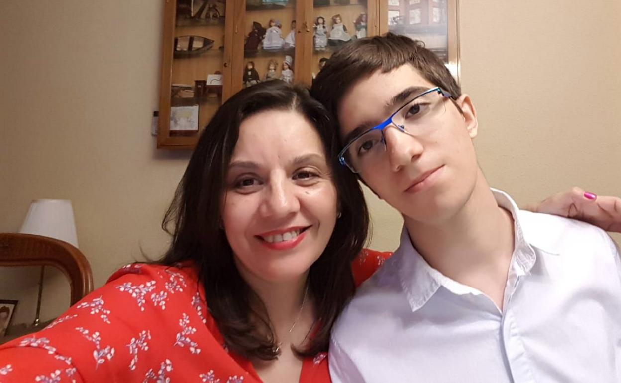 Carmen Rosa Galán y su hijo Víctor, una de las tres familias a las que la farmacéutica Sanofi tendrá que indemnizar según la sentencia dictada. 