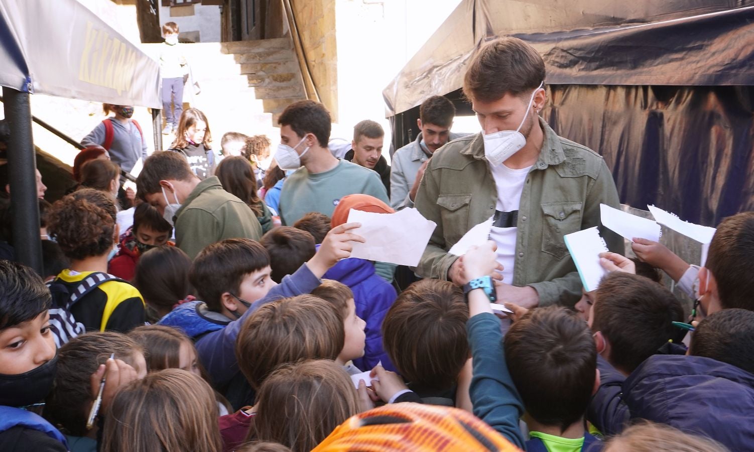Fotos: La plantilla de la Real se conjura en el Xixario de Orio