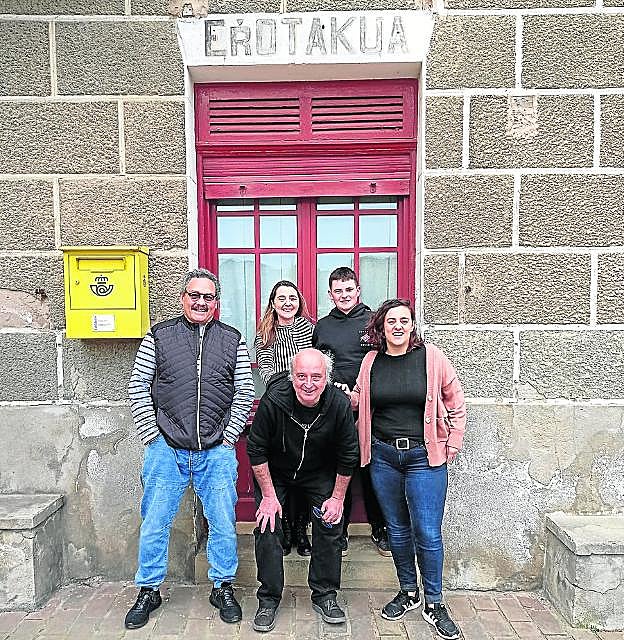 Aurrean, Fito Rodriguez, Inazio Tolosa eta Esti Curiel; atzean, Olatz Beobide eta Lizar Tolosa. 