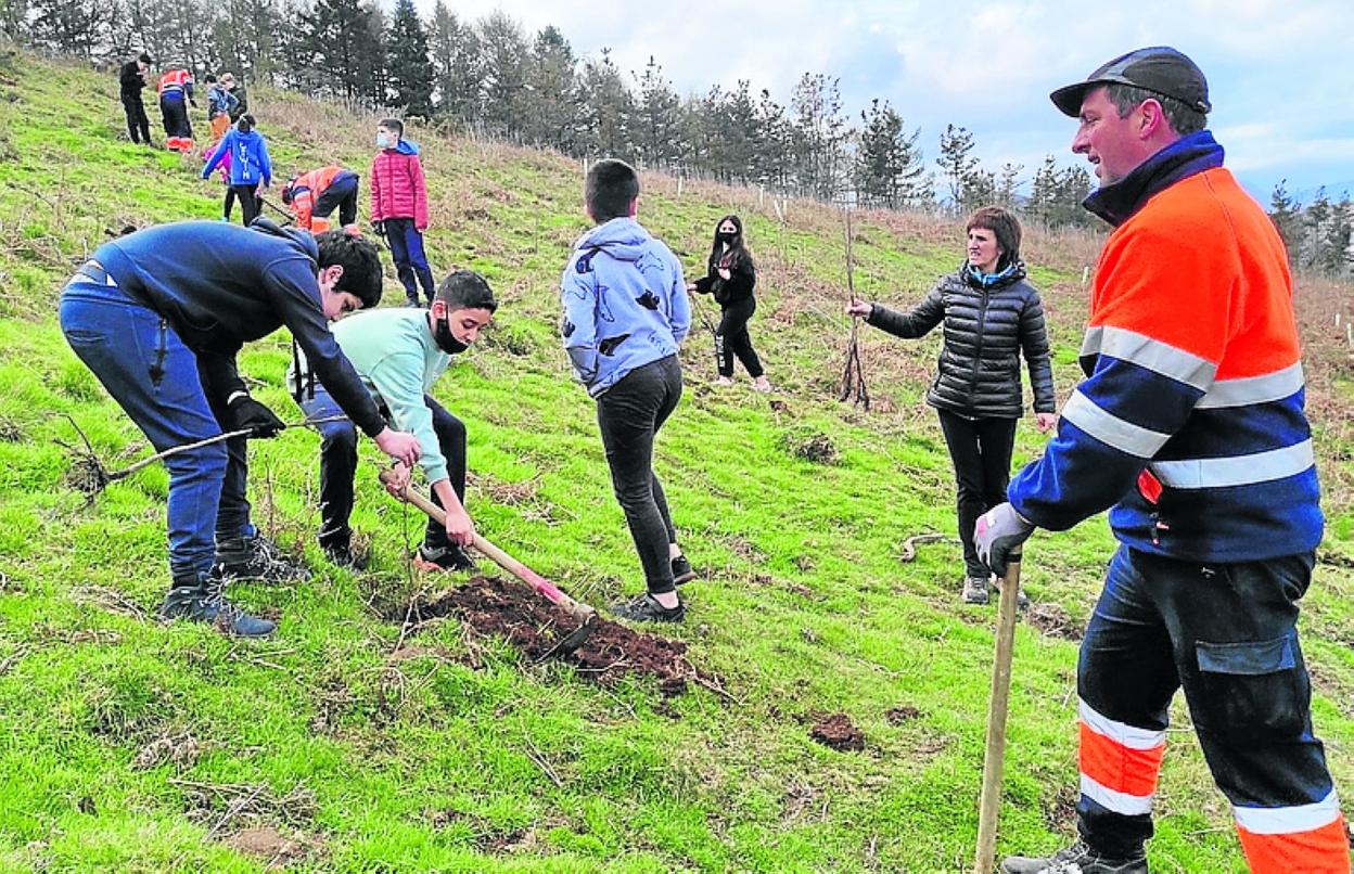 Un grupo de alumnos de la Herri Eskola en plena faena. 