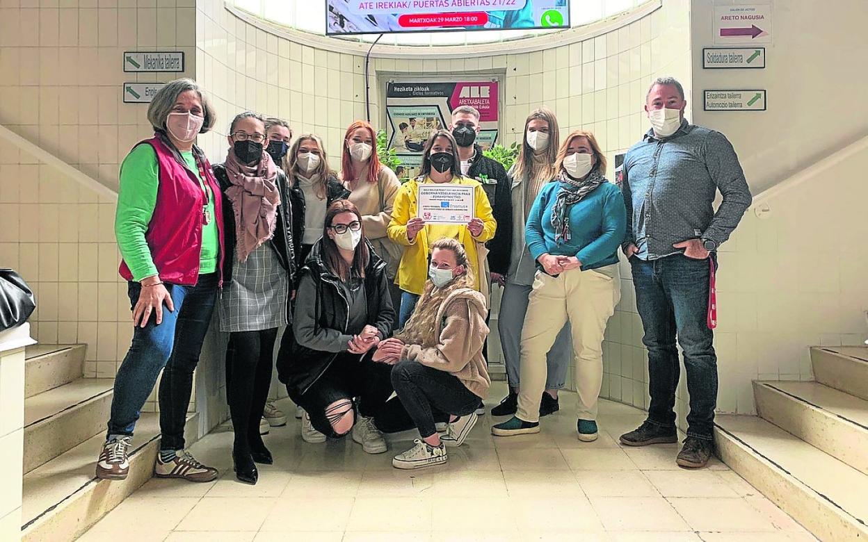 Los dos directores de los respectivos institutos junto a los ocho alumnos eslovacos en la recepción. 