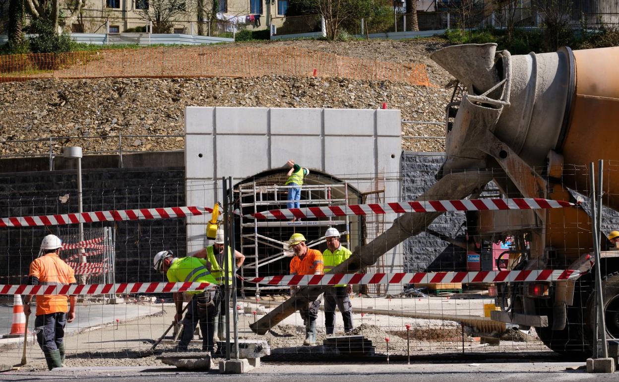 Obras del metro, ayer en el barrio donostiarra de Benta Berri. 