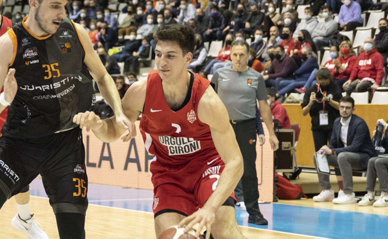 Máximo Fjellerup ataca a canasta ante la defensa de Iñigo Royo.