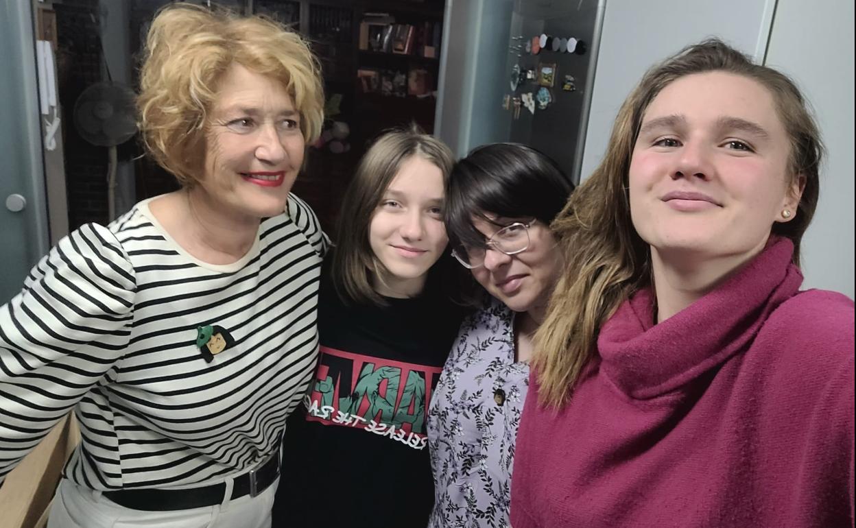 Luda (a la derecha), junto a su madre Olga, su hermana Tatiana y Marije (izquierda), su ama oriotarra