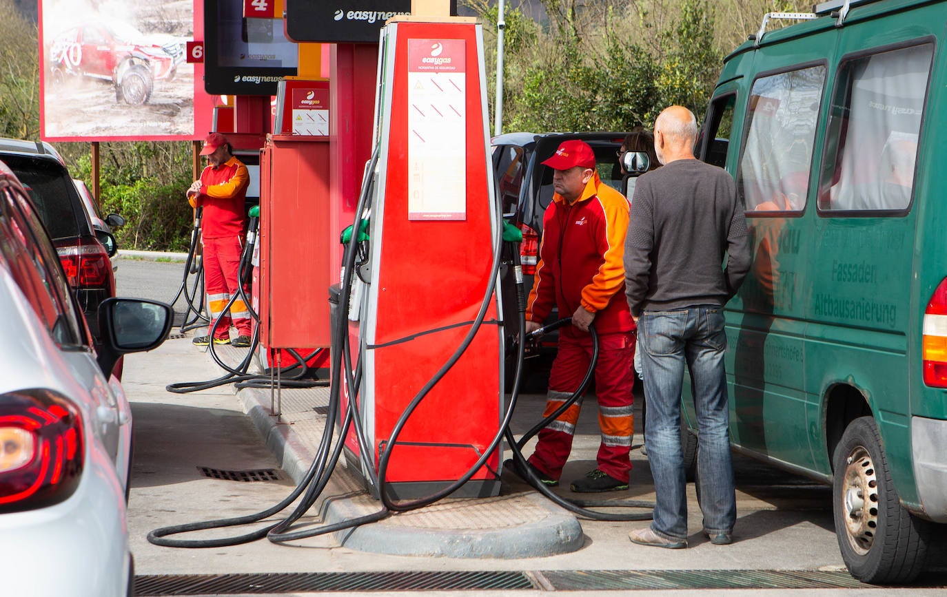 Coches rellenan el depósito de gasolina en una gasolinera de Gipuzkoa.