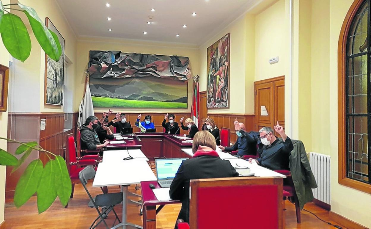 Usurbilgo udalbatzak aho batez onartu zuen bi etxebizitzak uztea.