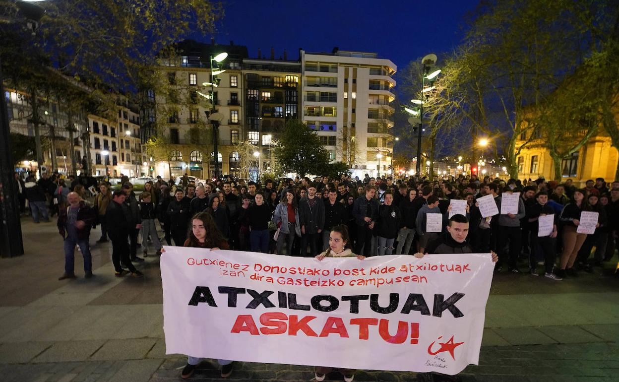 Concentración esta tarde en Donostia pidiendo la liberación de los estudiantes detenidos en Vitoria.