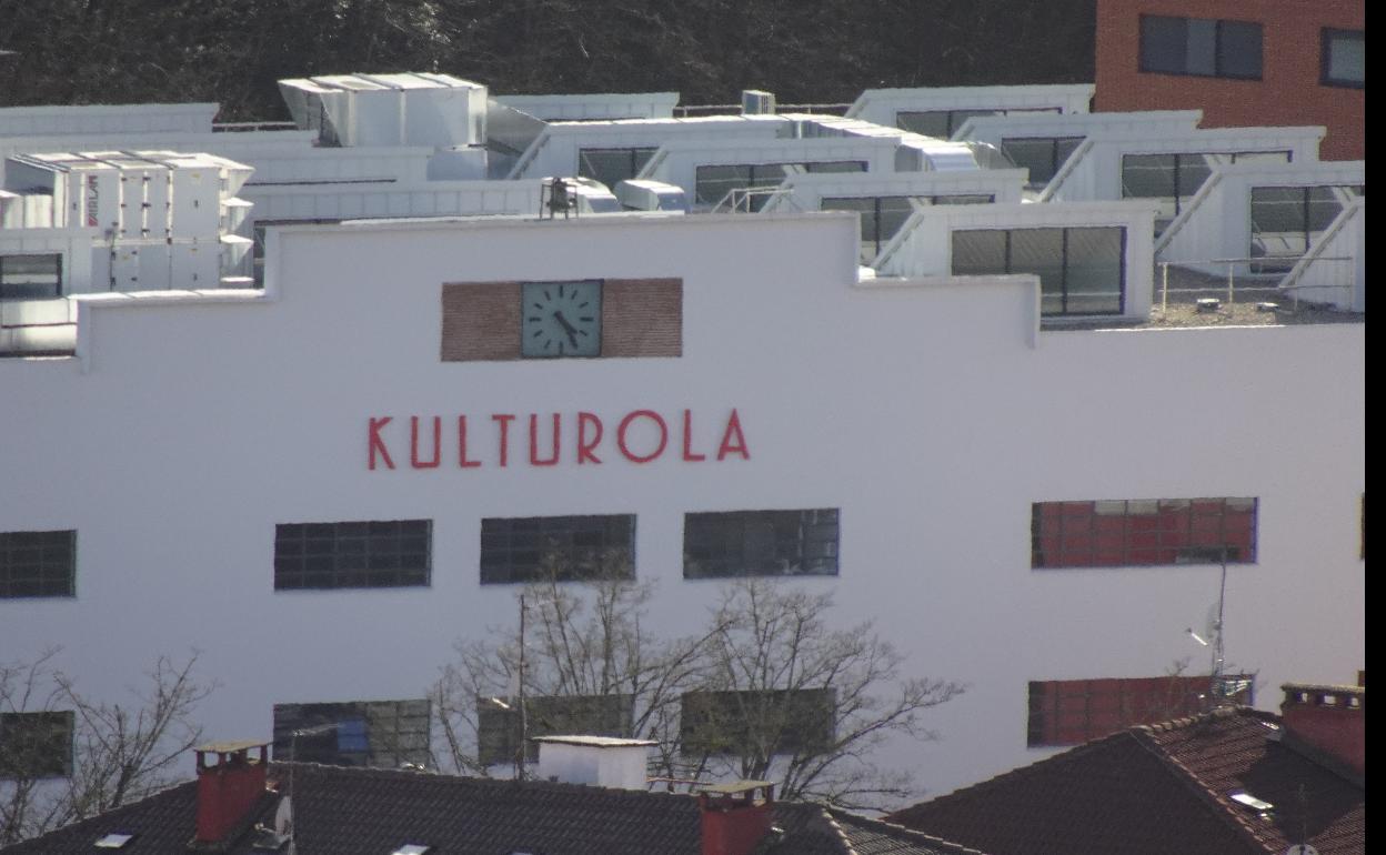 Tras 'perder' sucesivamente los nombres de Unión Cerrajera y de Saiolan, el edificio ha sido rebautizado ahora como Kulturola. 
