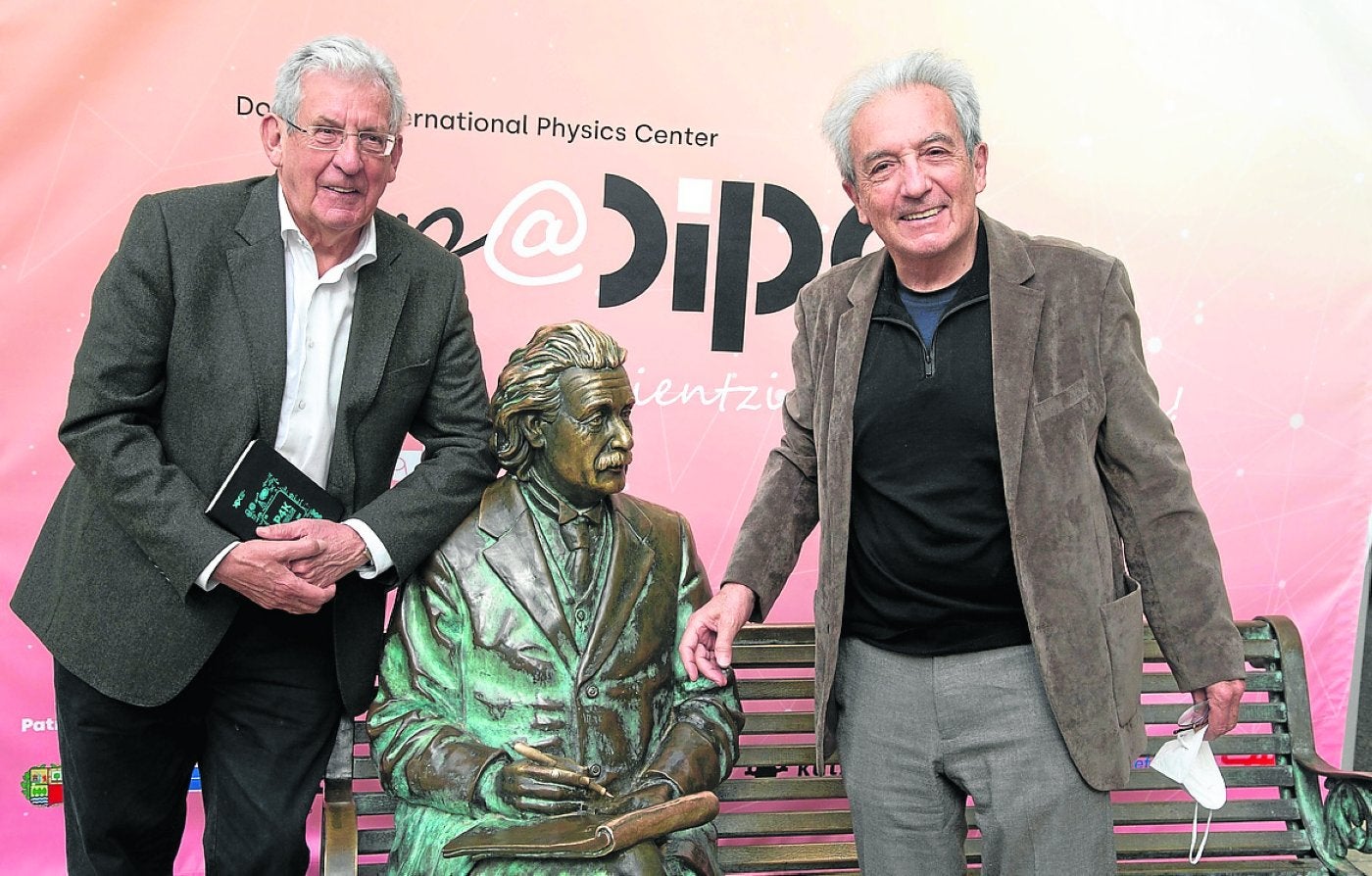 Etxenike, junto a Fert en la entrada de Eureka! Zientzia Museoa. 