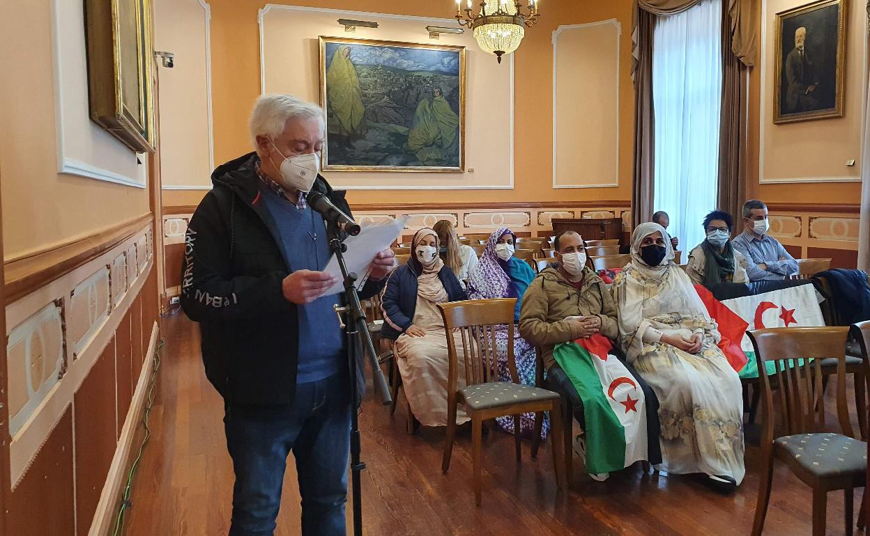 Luis Mari Fuente en su intervención plenaria junto a varios saharauis irundarras. 