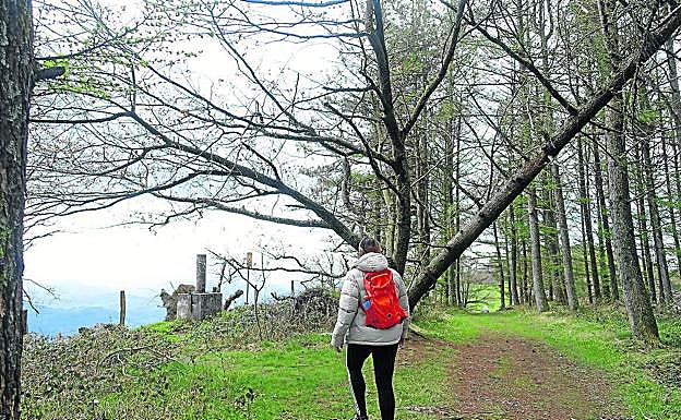 Galería. Punto geodésico con una placa que indica Aldaba, a unos cientos de metros del buzón de Intxur. 
