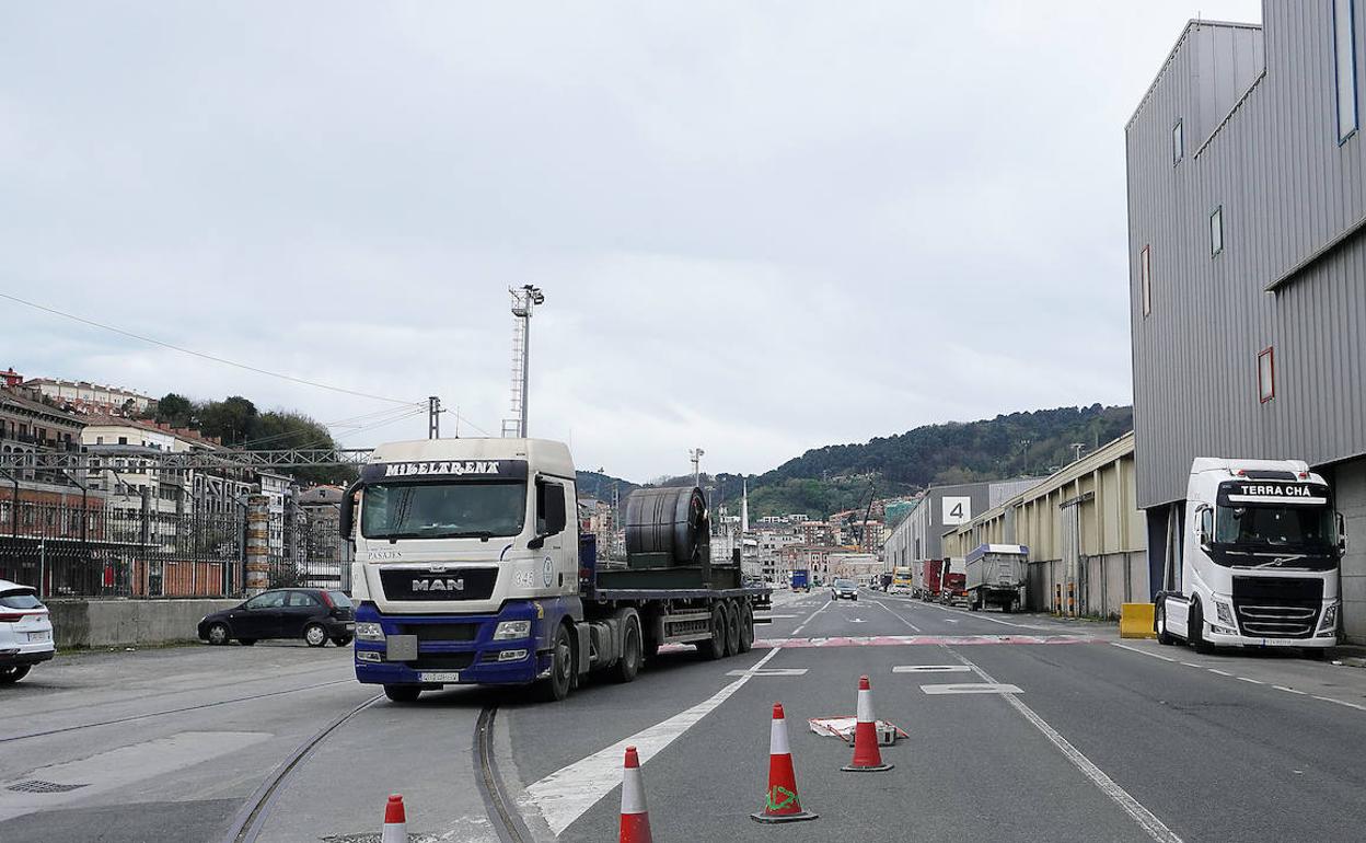 Un camión en el puerto de Pasaia. 