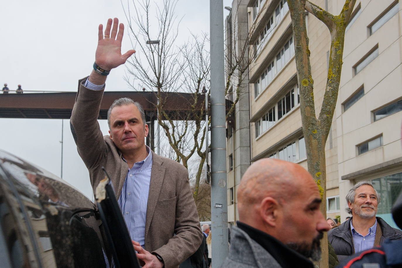 Javier Ortega Smith tras la inauguraicón de la sede de Vox en Donostia.