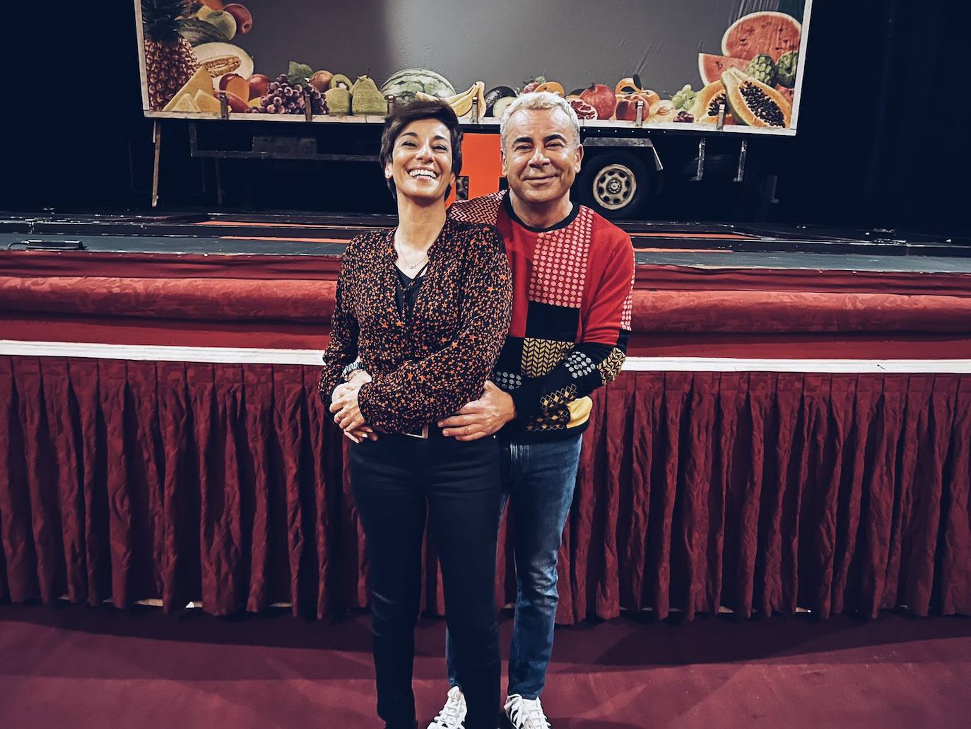 Adela González con Jorge Javier Vázquez tras una función de la obra del presentador y actor.