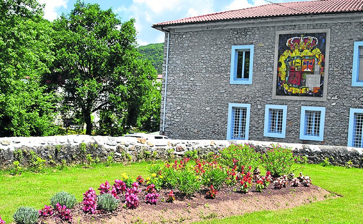 Jardín junto a la casa de cultura de Bera. 