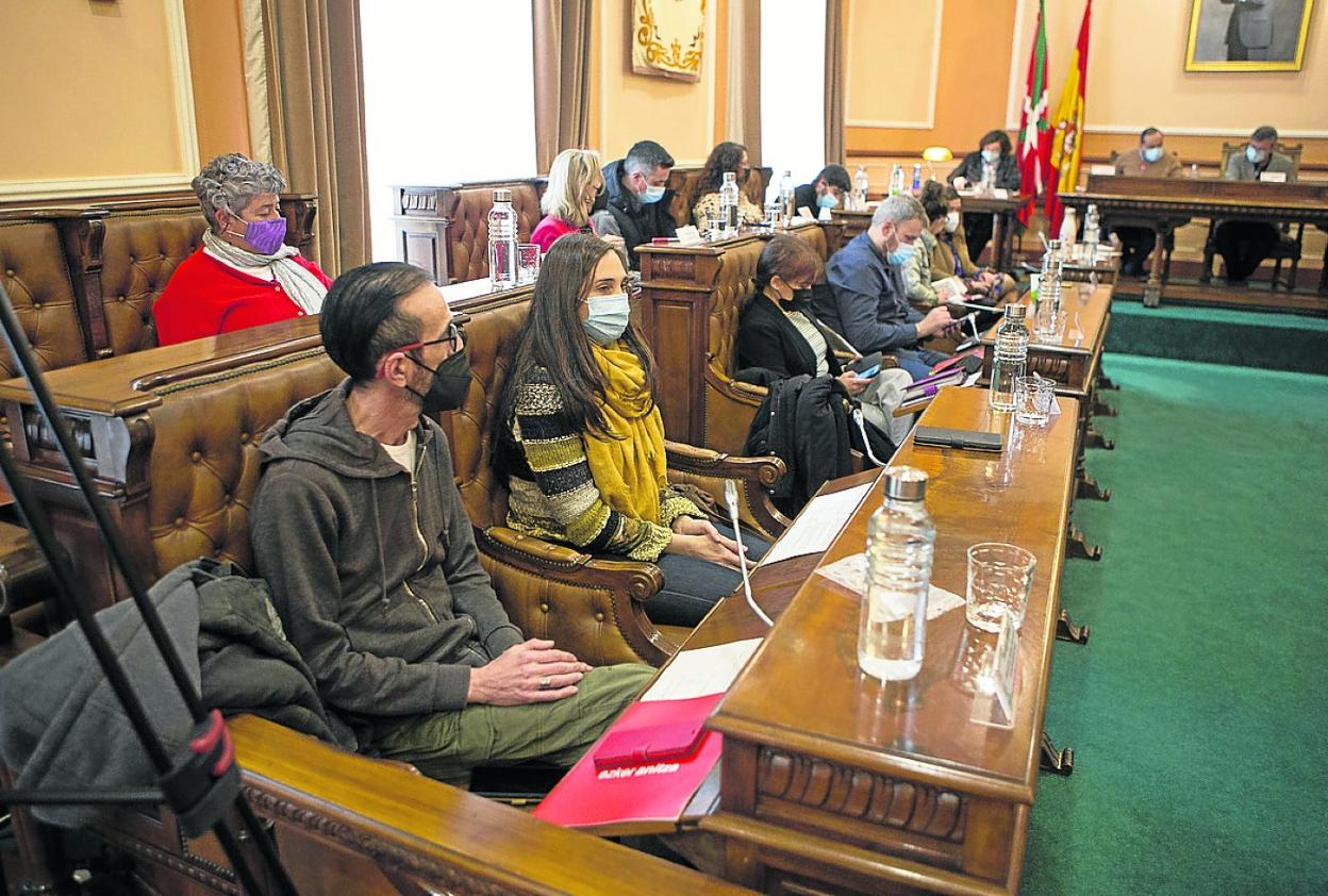 Los grupos del Gobierno de coalición, Podemos-IU y Socialistas de Irun, durante el pleno de ayer. 
