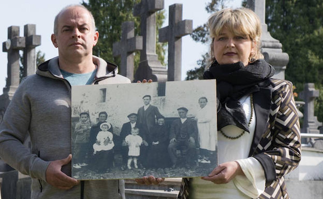 Joxe Angel Munduate y Bihotz Forcada muestran una foto en la que está Martzelo.