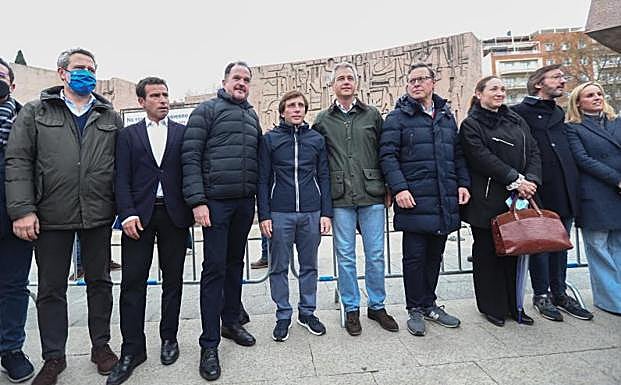 Imagen principal - Arriba. Varios líderes políticos en la manifestación convocada por la Asociación Víctimas del Terrorismo (AVT). Debajo. Una persona sostiene una pancarta con la imagen de Miguel Ángel Blanco, asesinado por ETA; otro momento de la manifestación.