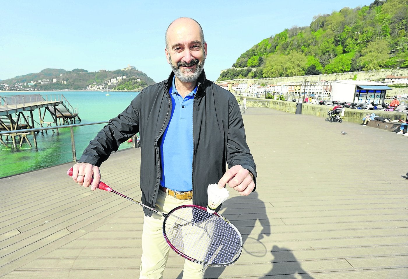 Andoni Azurmendi posa junto al Náutico de San Sebastián. 