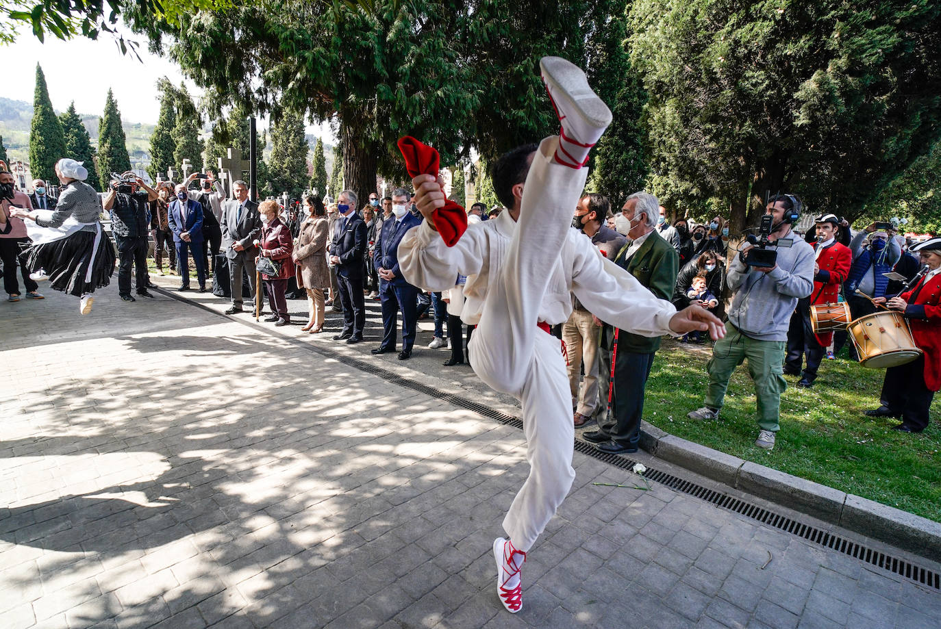 Fotos: Sentido homenaje a las víctimas de la Guerra Civil en Derio