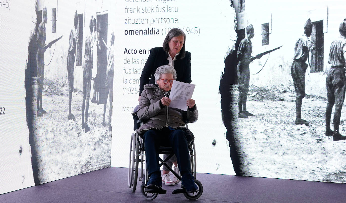 Fotos: Sentido homenaje a las víctimas de la Guerra Civil en Derio
