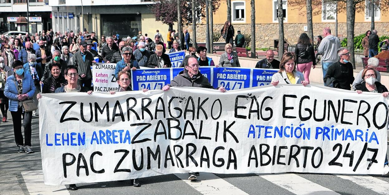 Zumarragarras y urretxuarras salieron ayer a la calle para reivindicar que el Punto de Atención Continuada recupere su horario habitual.