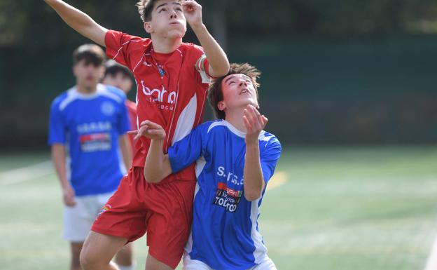 Imagen principal - Los cadetes del CD S.a.n.s.e. y el Euskalduna son algunos de esos miles de niños guipuzcoanos que han soñado alguna vez con llegar a ser profesionales.