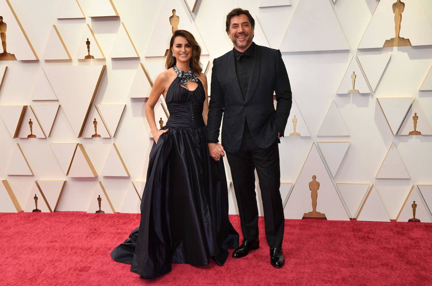 Penélope Cruz y Javier Bardem han posado de la mano, muy sonrientes y compenetrados en la alfombra roja