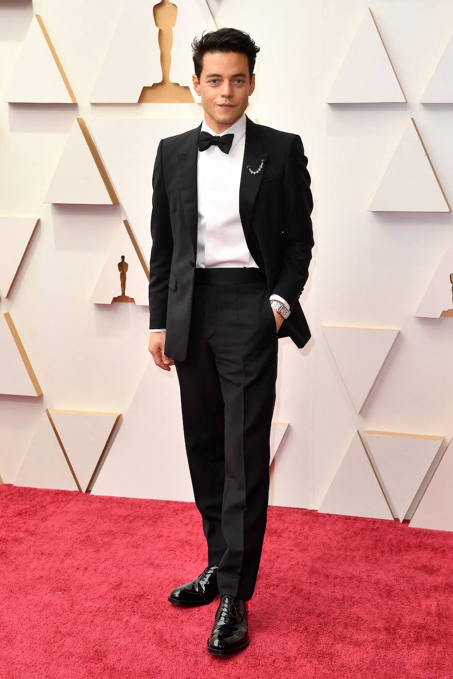 Rami Malek no se ha salido de la norma apostando por un esmoquin negro, pajarita y camisa blanca a contraste de Prada