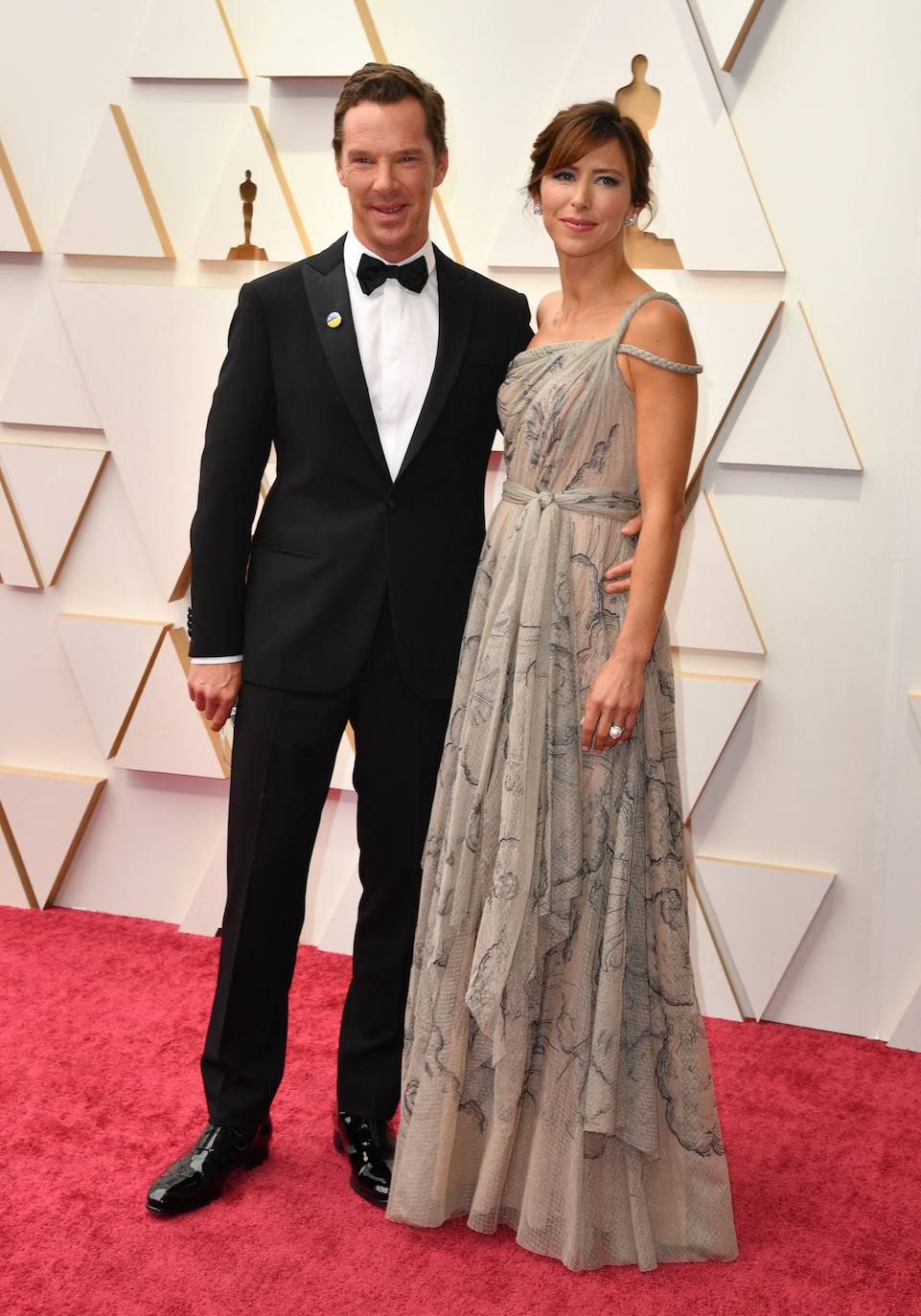 Benedict Cumberbatch, de esmoquin negro y pajarita, ha llegado acompañado por su mujer Sophie Hunter. Ella ha seleccionado un vestido vaporoso y asimétrico