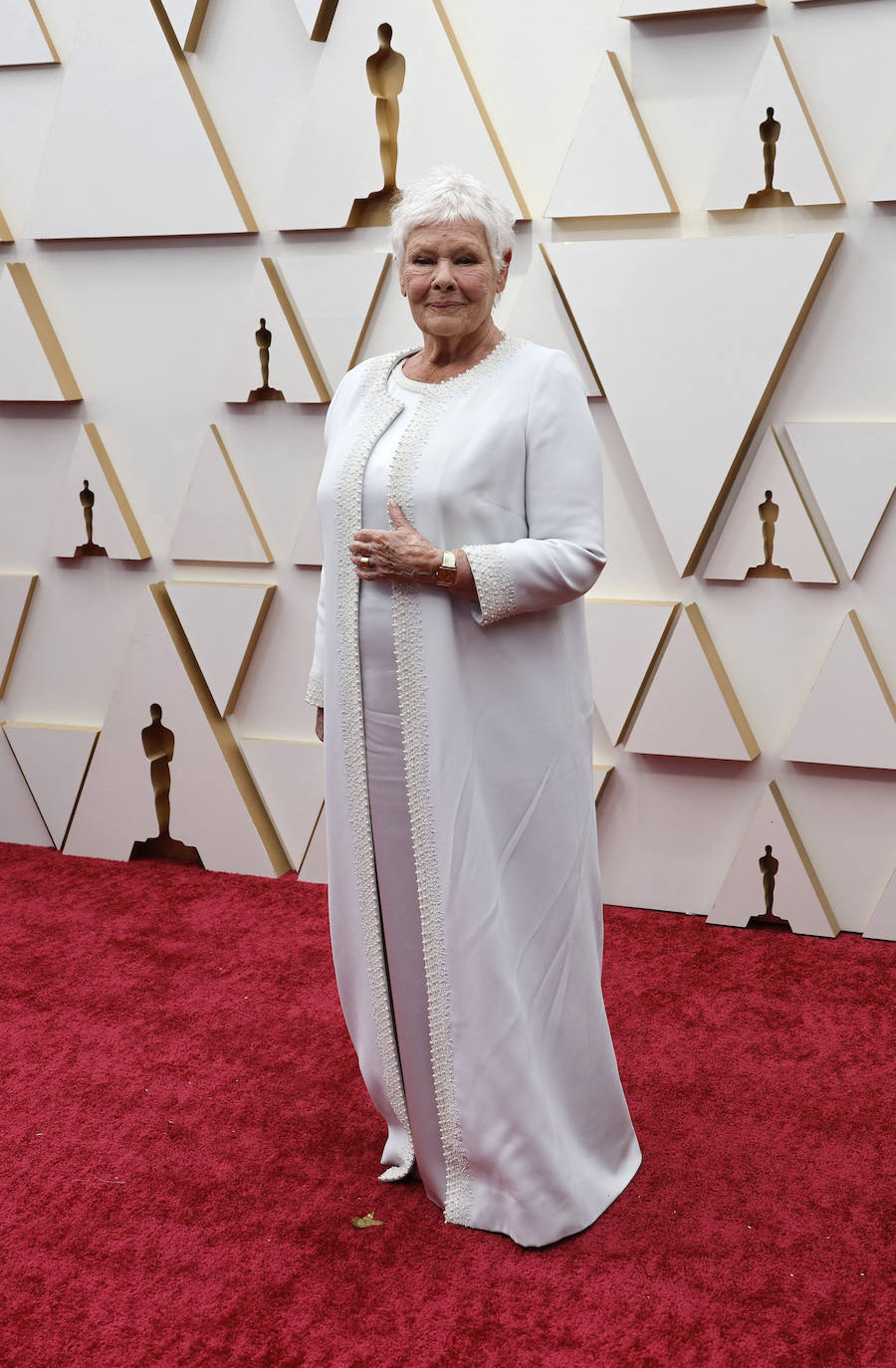 Judi Dench, siempre elegante, ha optado por un 'total look' blanco de dos piezas