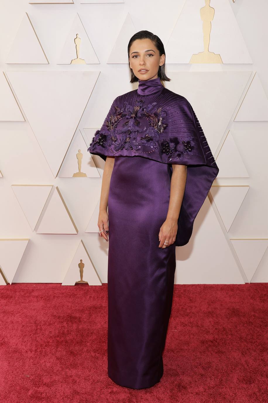 Este vestido púrpura con sobrecapa bordada en negro de Naomi Scott ha sido uno de los diseños más singulares de la alfombra roja y lo ha firmado Fendi