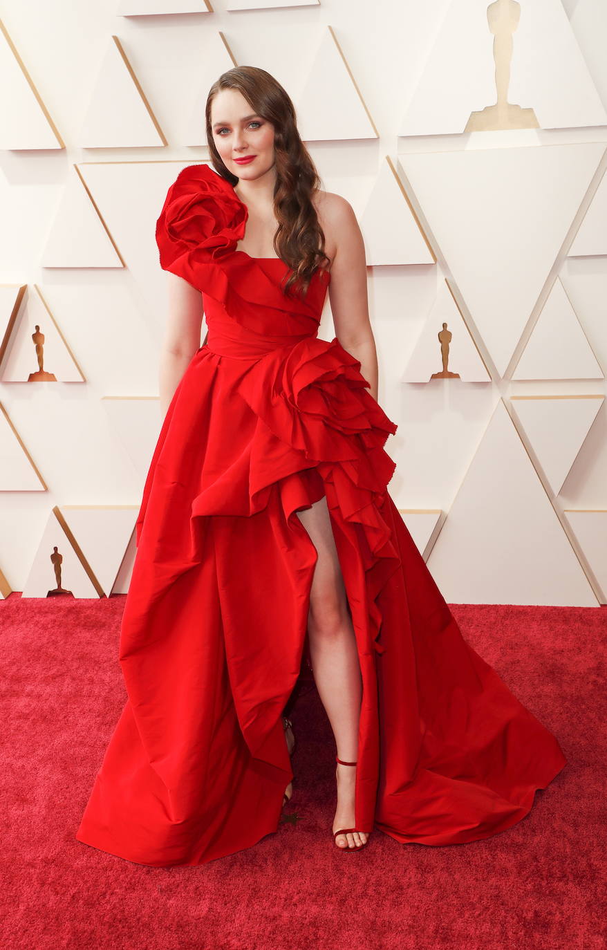 Y el rojo, el volumen y los volantes han vuelto a pisar la alfombra roja. En este caso, Amy Forsyth ha optado por este diseño asimétrico de Marchesa a juego con las sandalias de tiras de Jimmy Choo